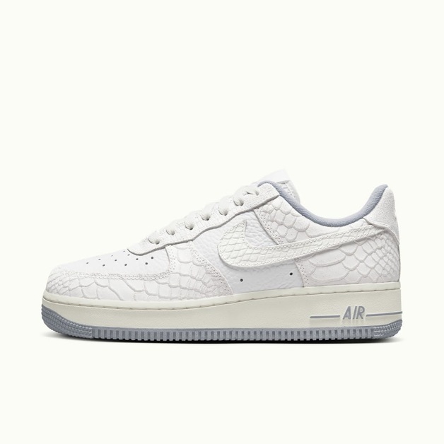 Python-Overlays und knackiges Weiß decken diesen Nike Air Force 1