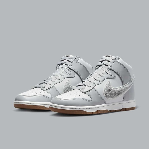 Grau und Gum erscheinen auf dem neusten Nike Dunk High „Chenille Swoosh“