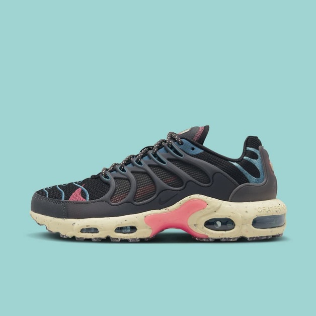 Coral und Aqua mischen sich unter den Nike Air Max Terrascape Plus