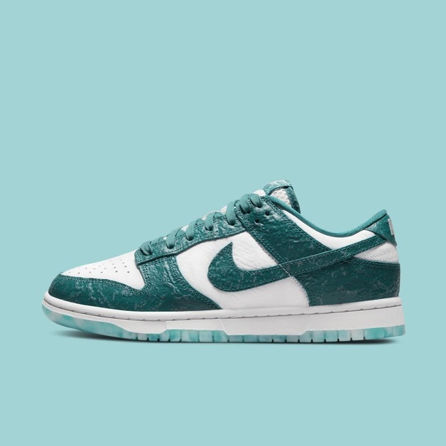 Blaue Ozean-Overlays zieren den Nike Dunk Low