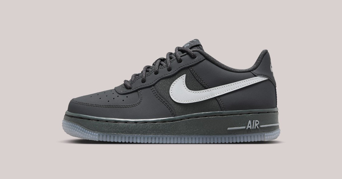 Stealthy und stylisch präsentiert Nike den Air Force 1 Low mit reflektierendem Swoosh