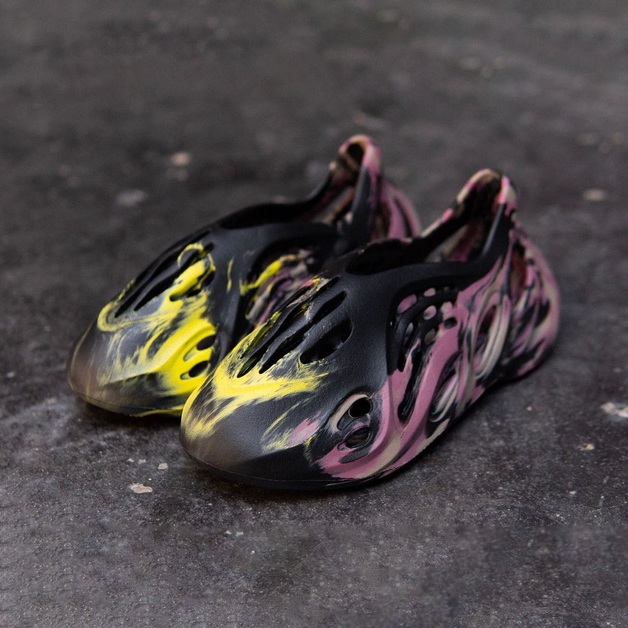 Bald soll ein adidas Yeezy Foam Runner „MX Carbon“ droppen