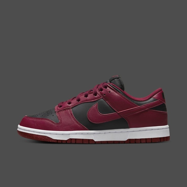 Mit Schwarz und „Berry“-Hits ahmt der nachhaltige Nike Dunk Low einen bekannten Colorway nach