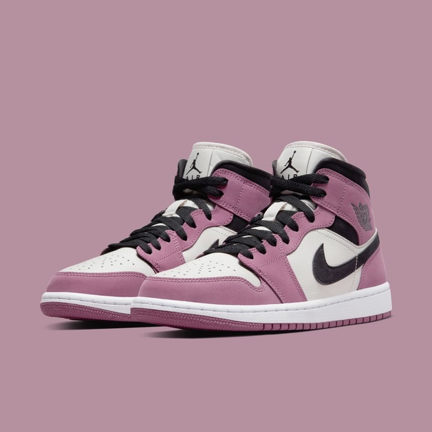 „Berry Pink“ deckt die Overlays auf diesem Air Jordan 1 Mid