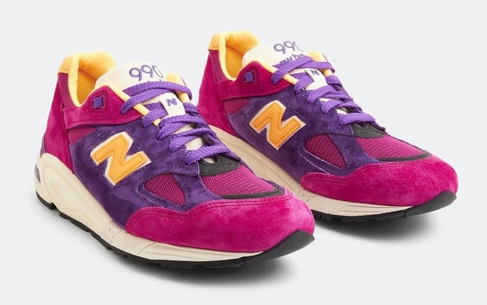 Bei dem New Balance 990v2 treffen leuchtende Farben und hochwertiges Wildleder aufeinander