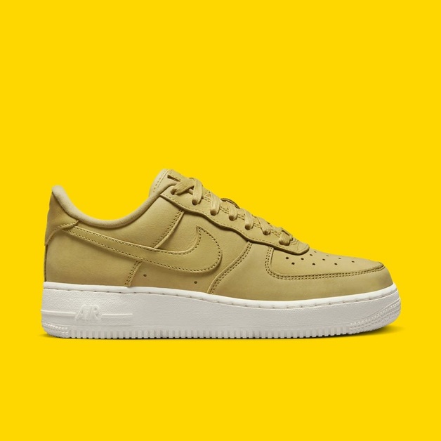 Goldenes Upper auf dem Nike Air Force 1