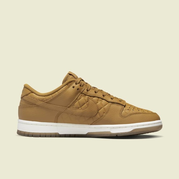 Gestepptes Leder und kleine Nike-Brandings kleiden den Nike Dunk Low „Wheat“