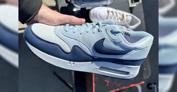 Nike air max 720 чорні з червоним