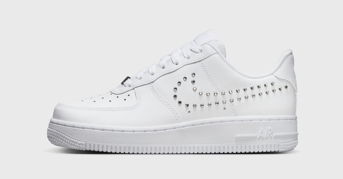 Metallnieten bilden den Swoosh bei diesem Nike Air Force 1