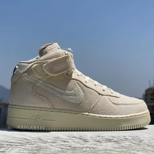 Stüssy und Nike droppen einen Air Force 1 Mid „Fossil“