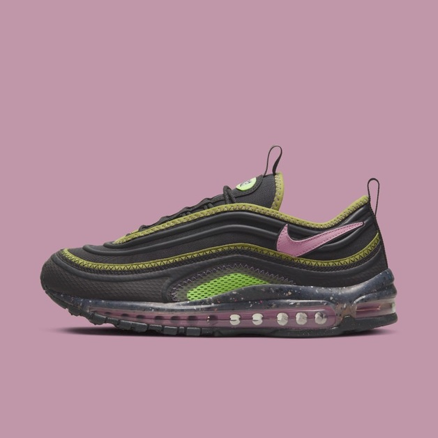 Dunkle Sohlen und pinkfarbene Swooshes bei dem neuen Nike Air Max 97 Terrascape