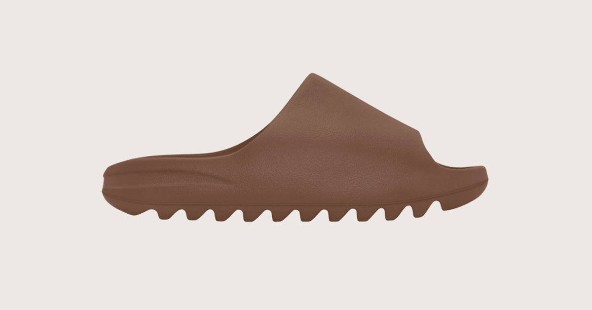 Ein adidas Yeezy Slide "Flax" wurde aufgedeckt