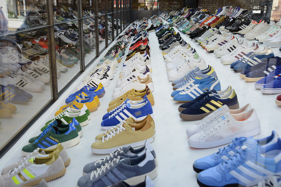 Über 1000 archivierte adidas SEPZIAL sneakers werden in der British Textile Biennial ausgestellt