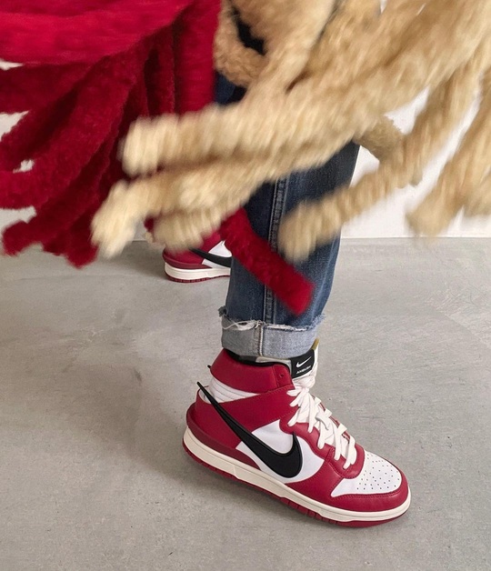 Sehen wir hier einen AMBUSH x Nike Dunk High "Chicago"?