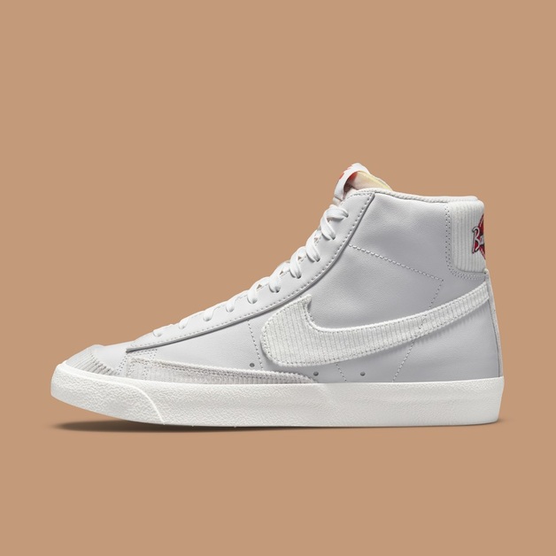 Finde jetzt das EMB-Thema auch bei diesem neuen Nike Blazer Mid