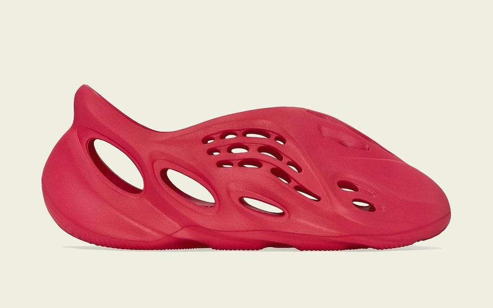 Wieso der adidas Yeezy Foam RNNR „Vermillion“ dem „Red October“ so nahekommt
