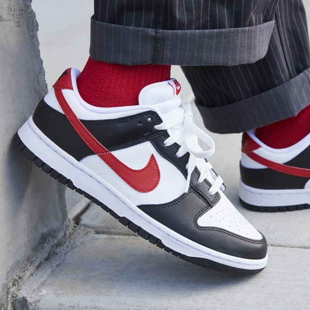 Rote Swooshes erscheinen auf dem Nike Dunk Low „Panda“