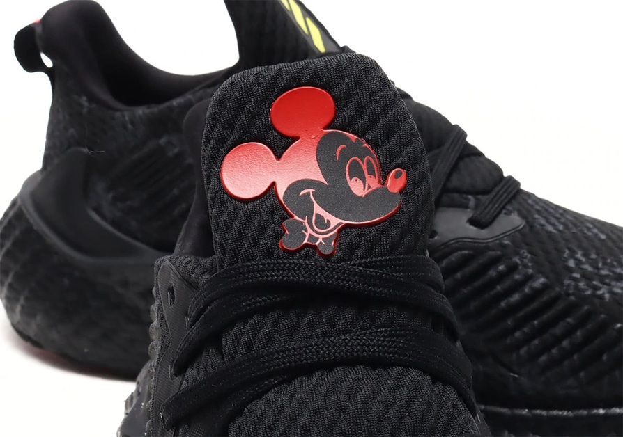 Disney und adidas veröffentlichen einen komplett schwarzen Alphaboost „Micky Mouse“