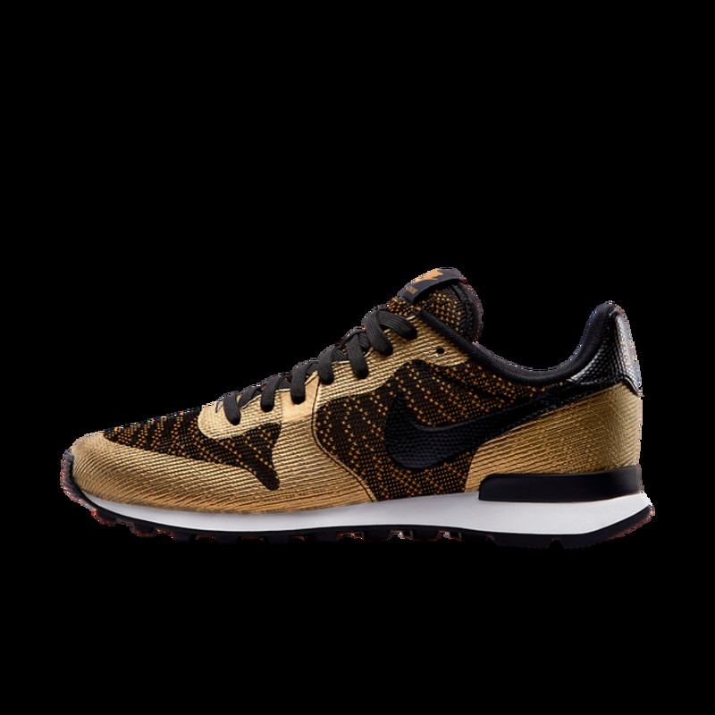 Nike internationalist black hot sale and gold