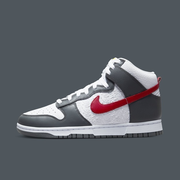 Rot und geprägte Logos rücken den Nike Dunk High ins Rampenlicht