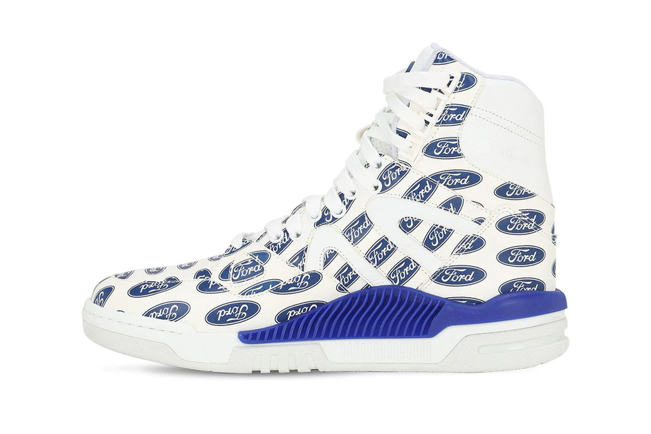 Versace und Ford kreieren einen High Sneaker mit All-Over Print