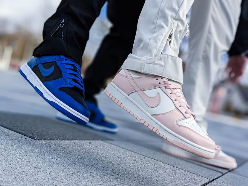 nike dunk hyper cobalt on feet