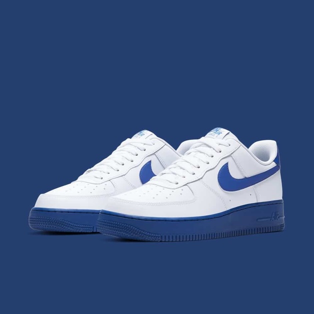 Der klassische Nike Air Force 1 jetzt mit „Varsity Royal“ Colorway