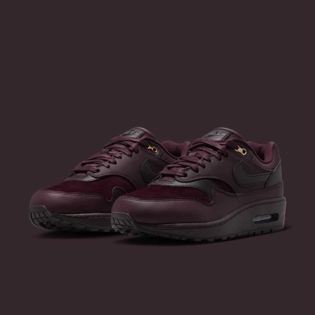 Burgundy and gold outlet air max