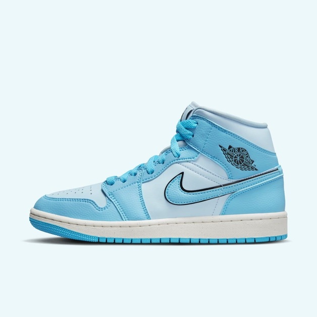 „University Blue“ ziert den gesamten Air Jordan 1 Mid