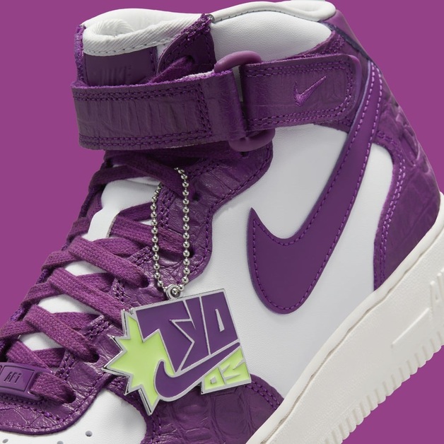 Lila Krokodilleder erscheint auf den Overlays dieses Nike Air Force 1 Mid „Tokyo 2003“