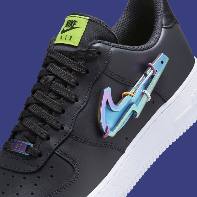 Jetzt erscheint der Nike Air Force 1 „Carabiner Swoosh“ mit schwarzem Upper