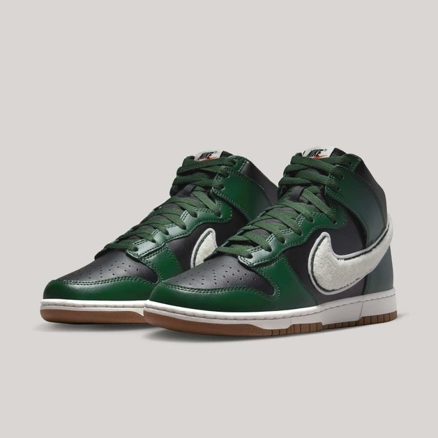 Nike Dunk High „Chenille Swoosh“ erhält „Gorge Green“ Overlays