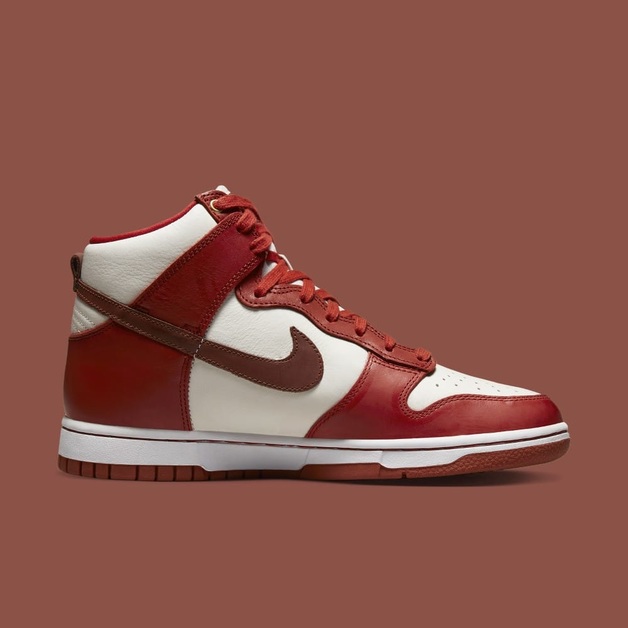 „Cinnabar“-Rot dominiert auf diesem Nike Dunk High LXX