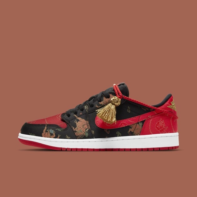 Luxuriöse Verzierungen bei dem Air Jordan 1 Retro Low „Chinese New Year“