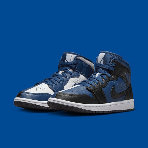 Der Air Jordan 1 Mid „Split” teilt Weiß und „French Blue“ in der Mitte