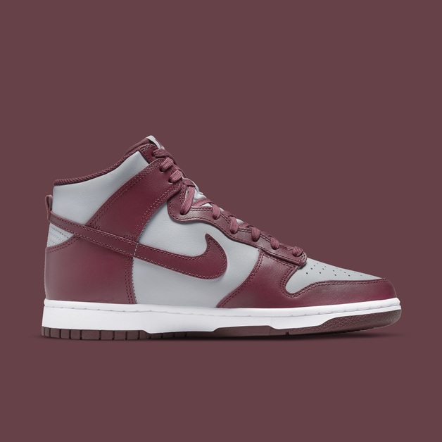 Ein neuer zweifarbiger Nike Dunk High mit dunklen „Dark Beetroot“ Hits