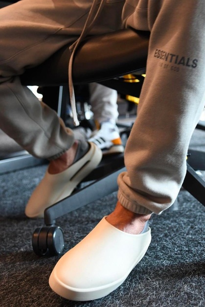 Jerry Lorenzo zeigt unveröffentlichte Fear of God x adidas Backless Slip-On