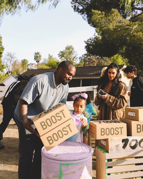 Charity Aktion: Kanye West und adidas verkaufen Yeezys an einem Limonadenstand