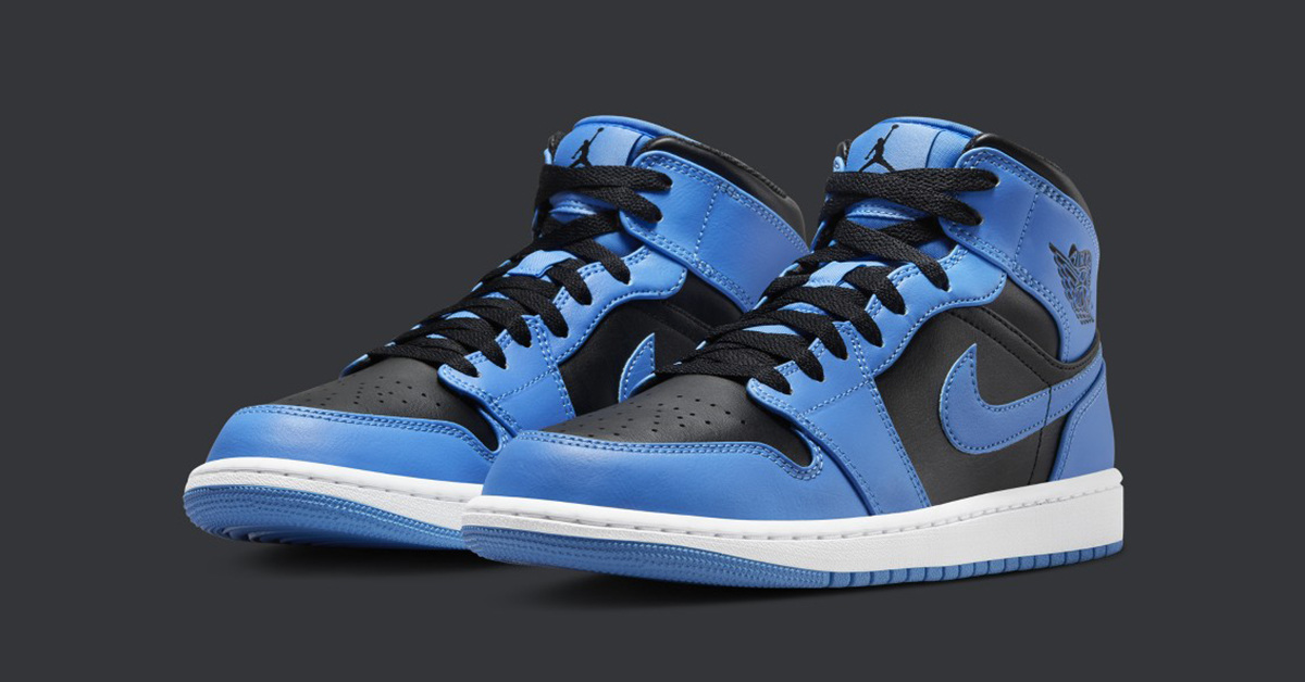 „University Blue“ ziert die schwarze Lederbasis des Air Jordan 1 Mid „University Blue“ ziert die schwarze Lederbasis des Air Jordan 1 Mid