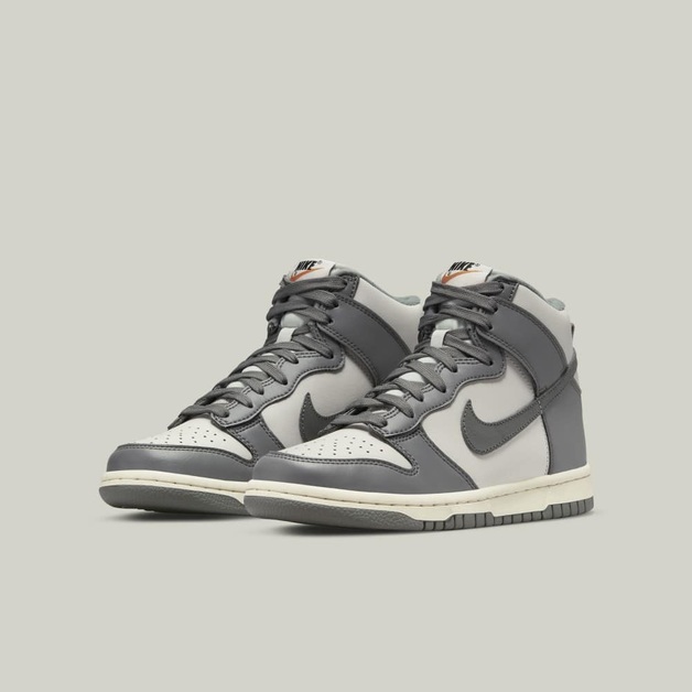 Grauer Nike Dunk High mit Vintage-Vibes