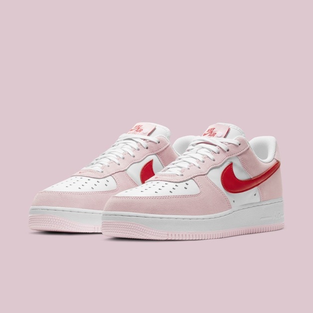 Der vielleicht liebevollste Sneaker kommt von Nike mit dem Air Force 1 „Valentine’s Day Pink“