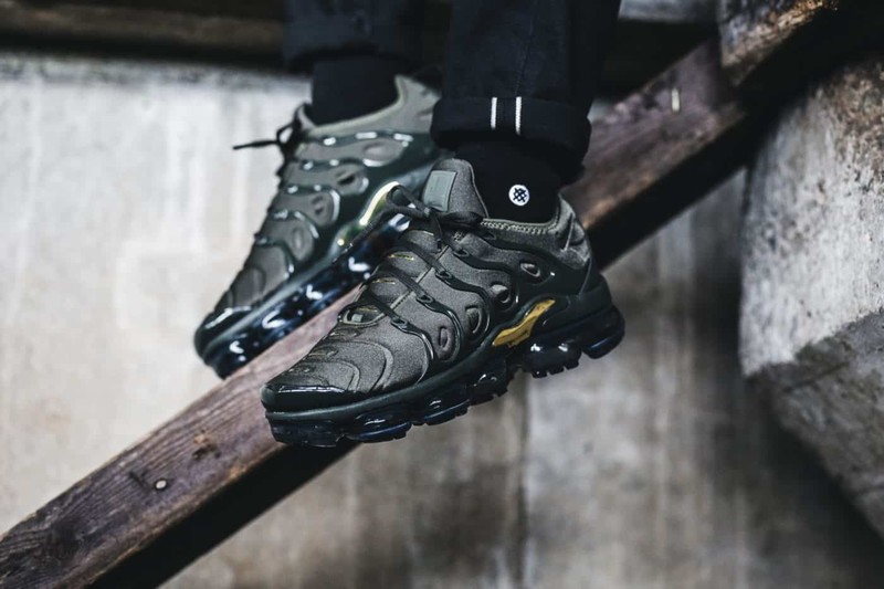 vapormax plus khaki on feet