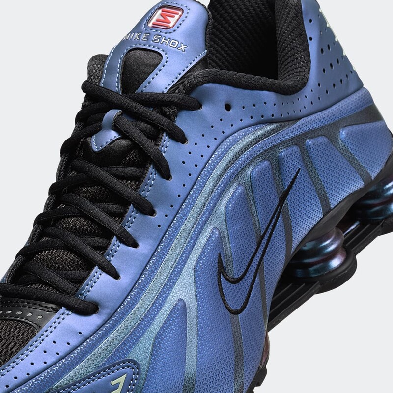 Nike Shox R4 "Iridescent" | HQ3446-001