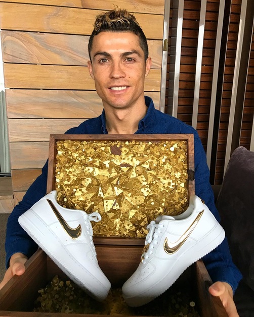 Ronaldo's Geburtstagspräsent: Air Force 1 mit 24K Gold Elementen
