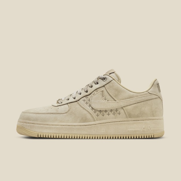 Ein gemustertes Tuch umhüllt die Air-Sohle des braunen Nike Air Force 1 „NAI-KE“