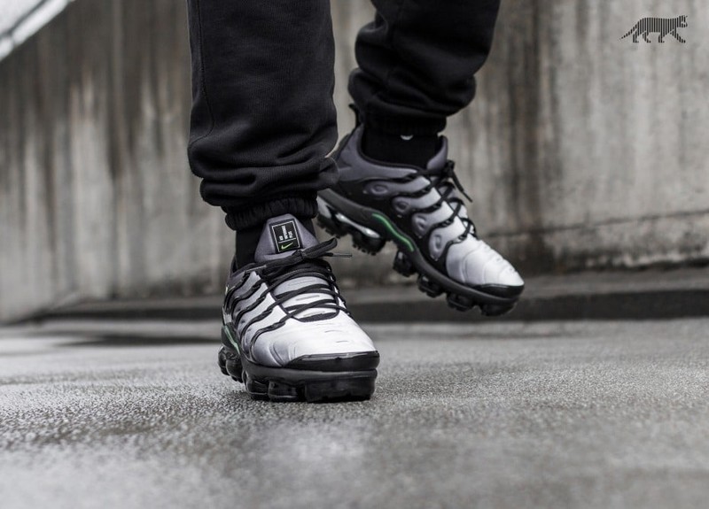 vapormax plus black volt
